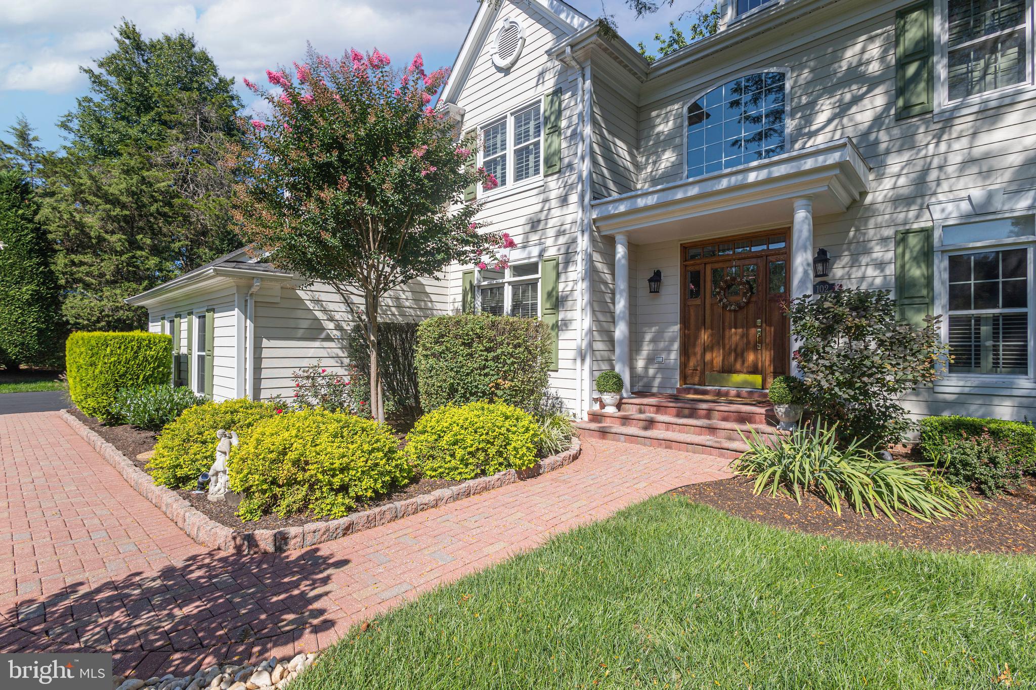102 SAINT ANDREWS PLACE E