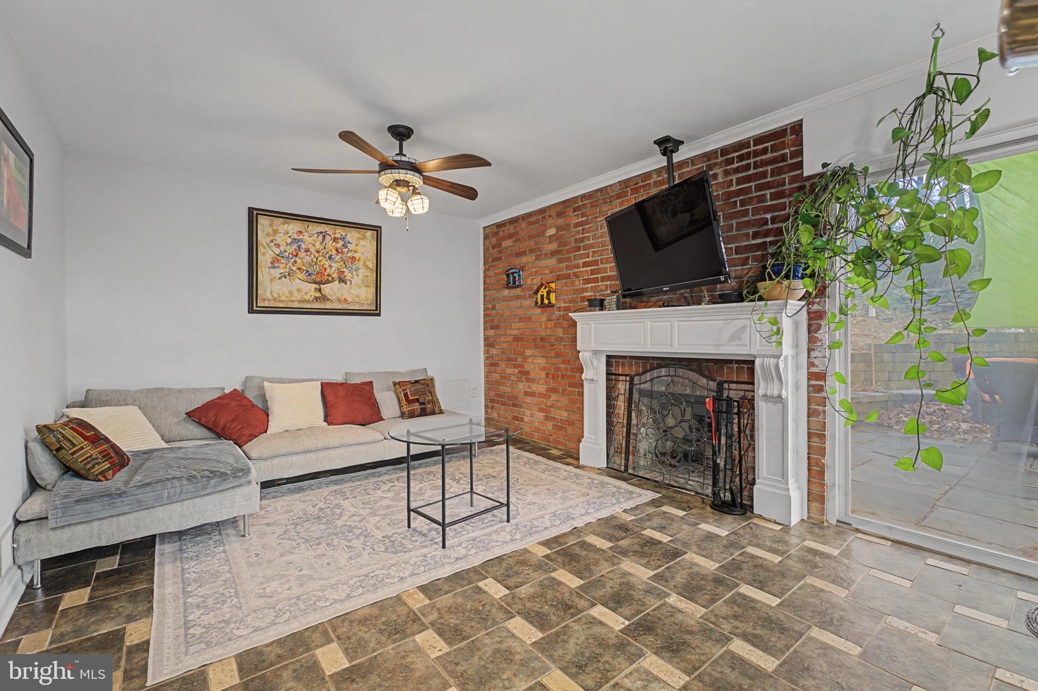 LAKE BARCROFT - Residential