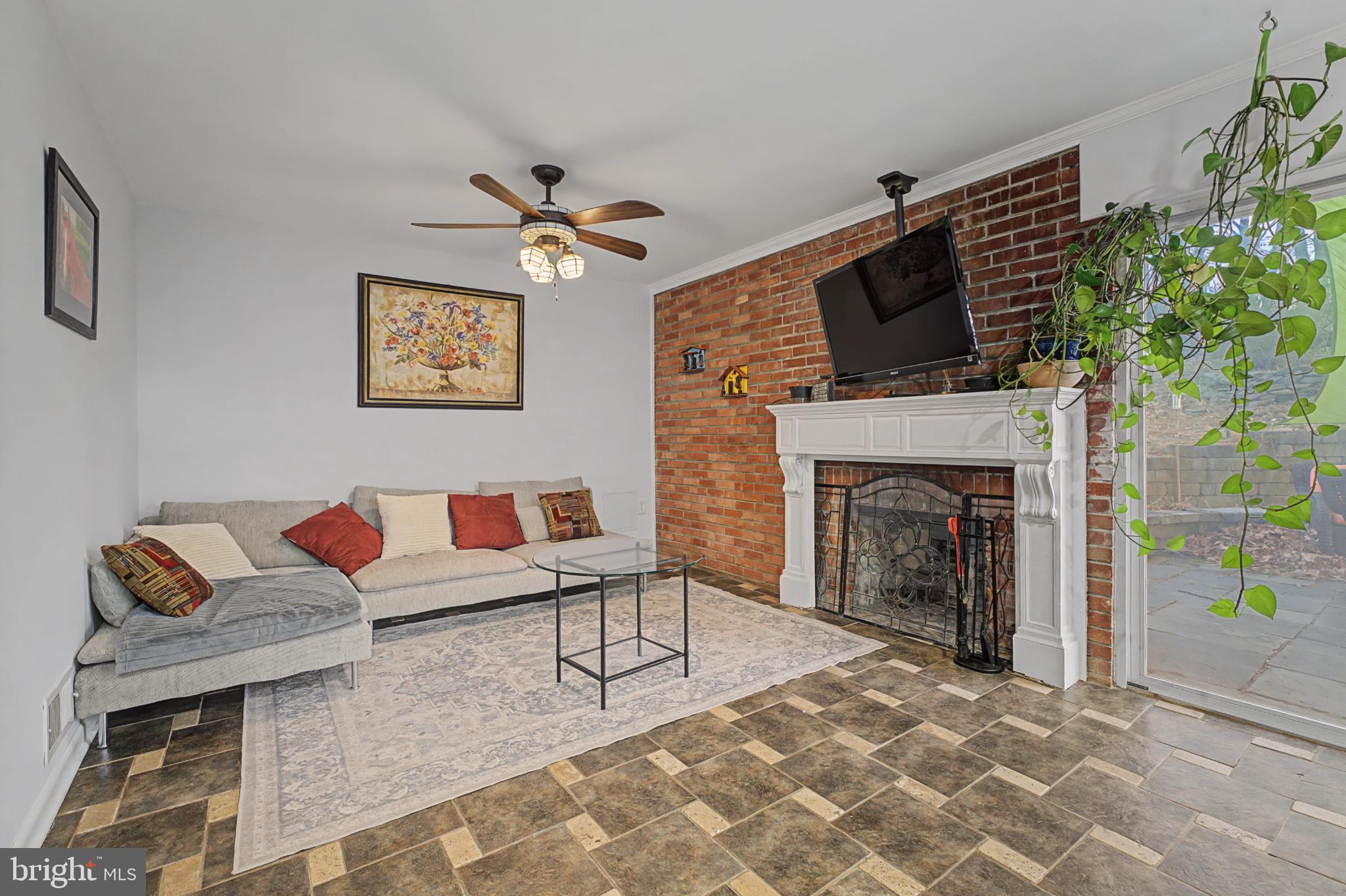 LAKE BARCROFT - Residential