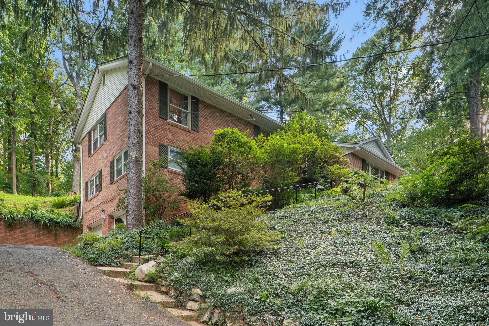 LAKE BARCROFT - Residential