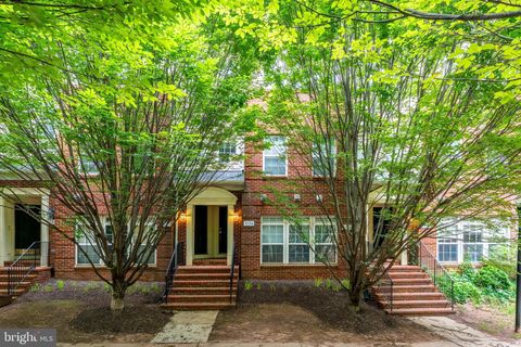 Photo of 7198 Little Thames Drive, GAINESVILLE, VA 20155 (MLS # VAPW2123364)