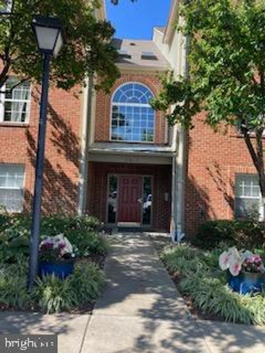 Looking for turn key in Annapolis. Here it is! 2 bedroom , 2 bath WITH a loft in Admirals Reach. This is the largest model available at 1552 square feet. Better yet the condo boasts  fresh paint, new carpet, and new classy luxury vinyl .  Luxury vinyl is located in the foyer, kitchen, and 2 bathrooms. All kitchen  appliances are updated! Separate laundry room.
It has a lovely open bright floor plan.
 If you are new to Annapolis this condo is walking distance to the mall with all its terrific,  restaurants, retail, and yes Pickleball... 5 minutes to Rt 50. and 97. Outdoor pool, basketball  and tennis courts, workout areas.
Welcome home!