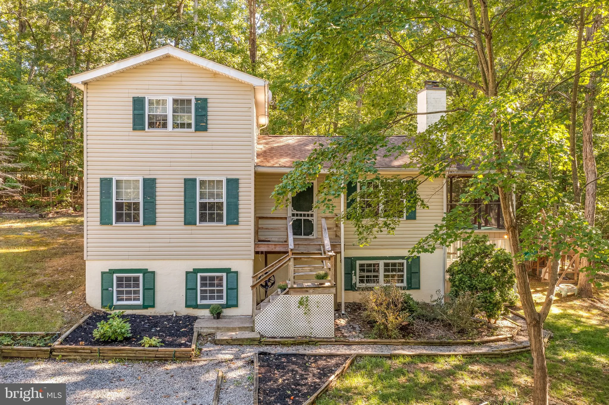 967 Lower Clubhouse Dr, Harpers Ferry, WV 25425