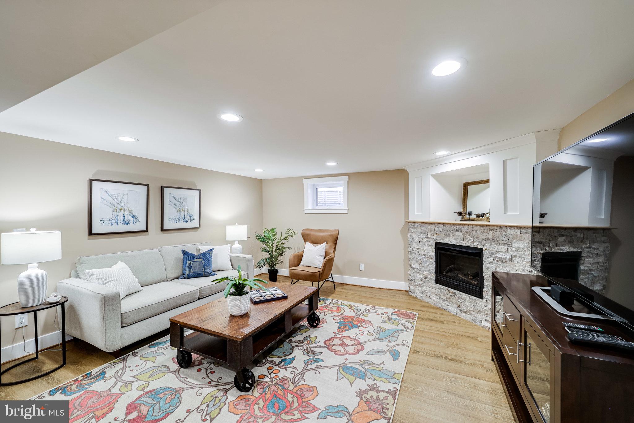 DYES OAKCREST - Residential