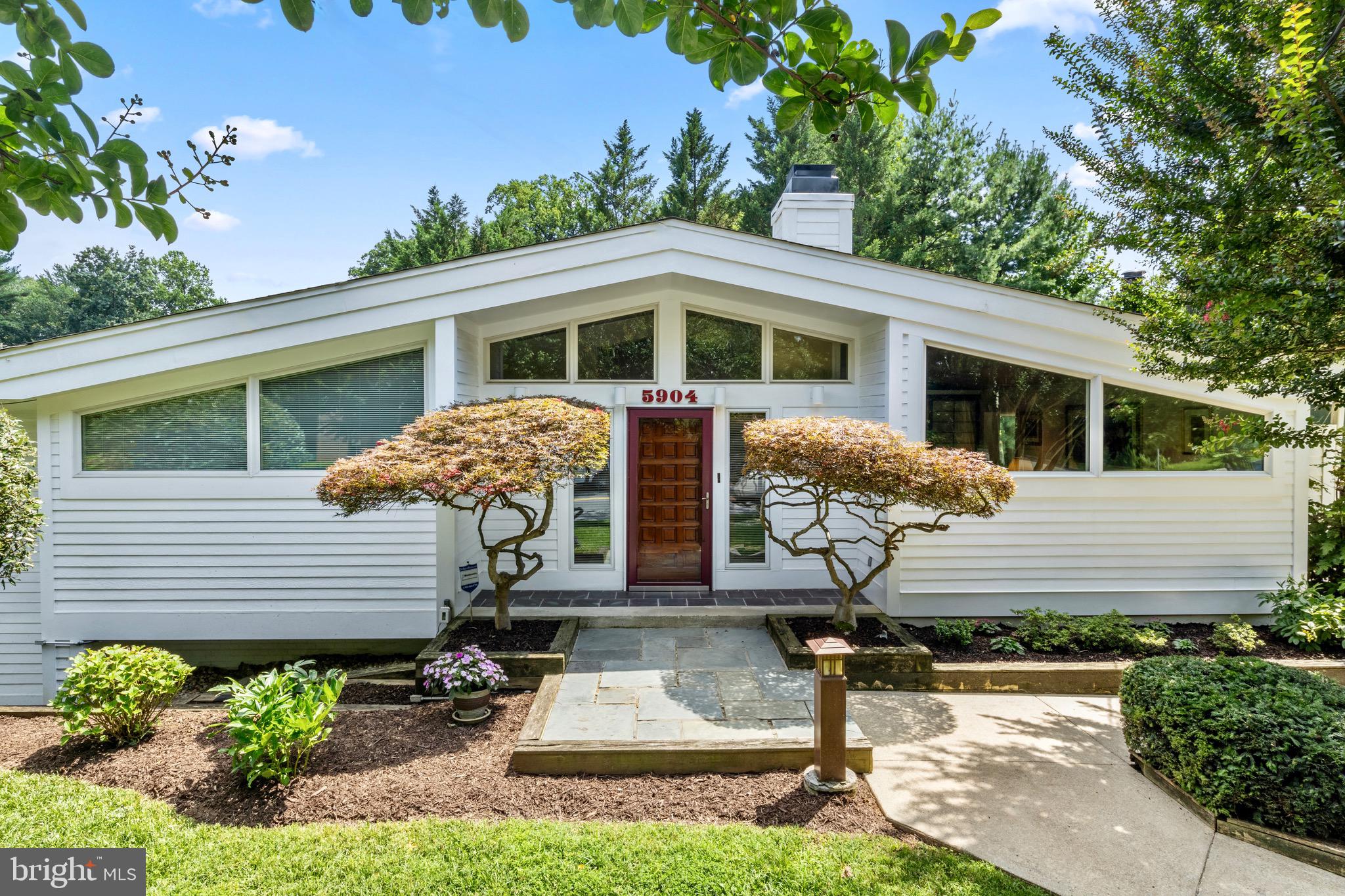 5904 GROSVENOR LANE