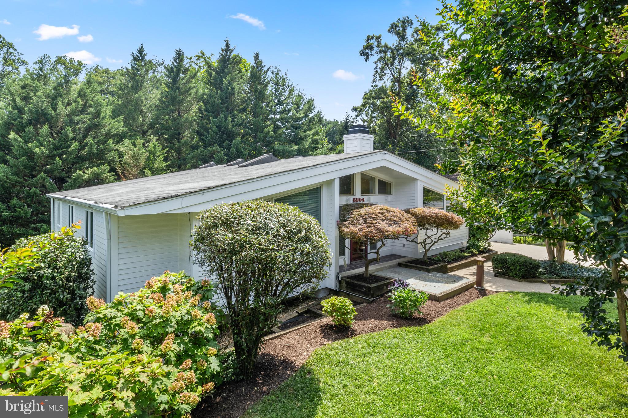 5904 GROSVENOR LANE