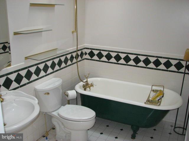 ASPEN HILL FARMS - Residential Lease