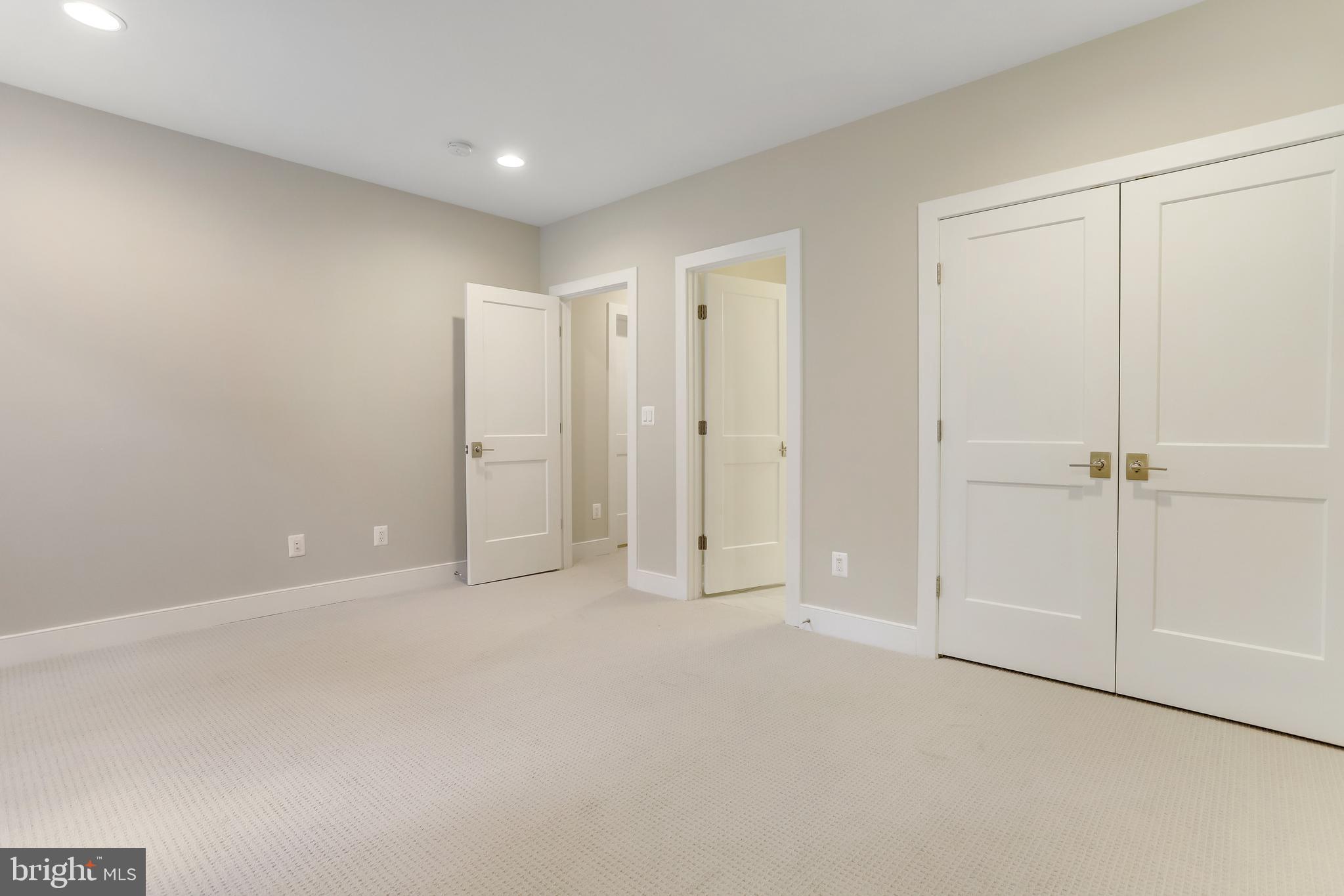 VIENNA WOODS - Residential