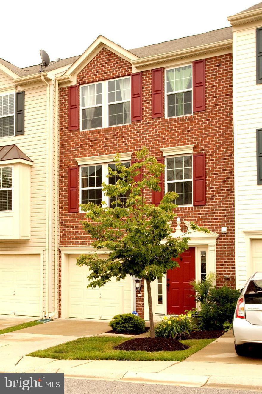 MOVE-IN READY BRICK FRONT GARAGE TOWNHOME W/12 FT BUMP OUTS ON ALL 3 LVLS=2,340 SQFT*OPEN FLOOR PLAN W/LOTS OF NATURAL LIGHT*TRAVERTINE TILES ON 1ST LVL*GLEAMING CHERRY HRDWD FLRS ON 2ND/3RD LVLS*HUGE KITCHEN W/GRANITE, SS APPLIANCES,CHERRY CABINETS,KIT ISLAND*2ND FAM ROOM OFF KIT W/GAS FIREPLACE*HUGE MASTER BR W/JACUZZI TUB,SEP SHOWER,WALK-IN CLOSET*JUST 15 MINUTES TO BALT/BWI/FT.MEADE/NSA