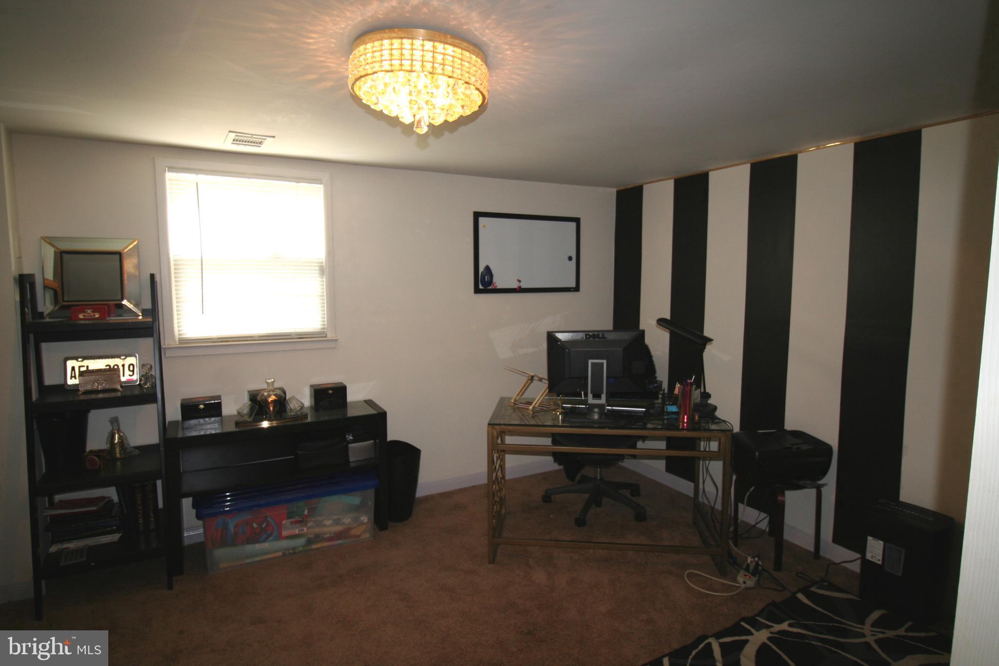 QUEENS WOOD - Residential