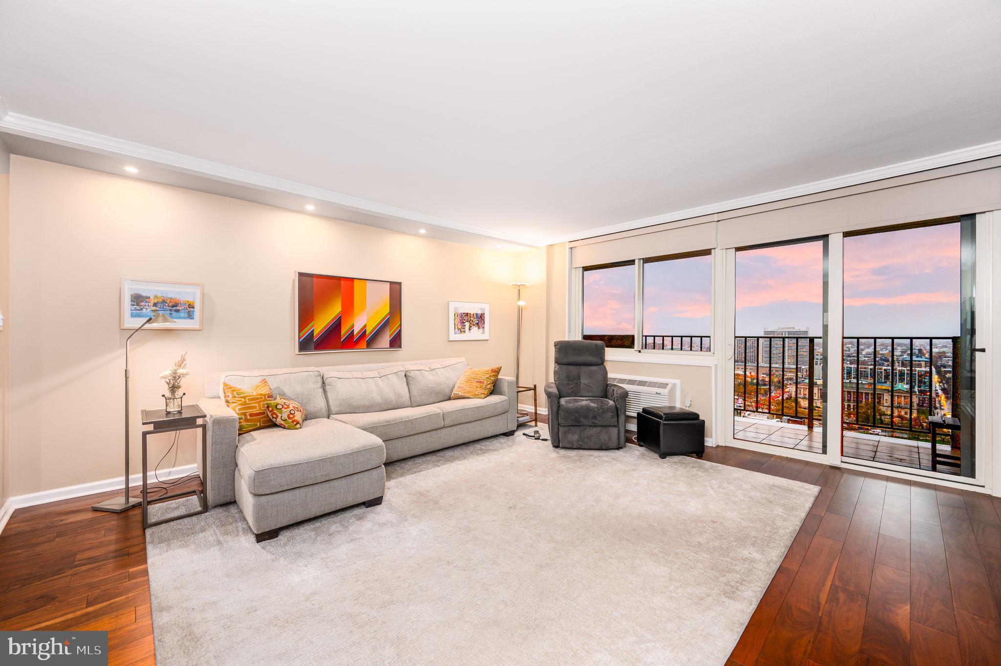 LOGAN SQUARE - Residential