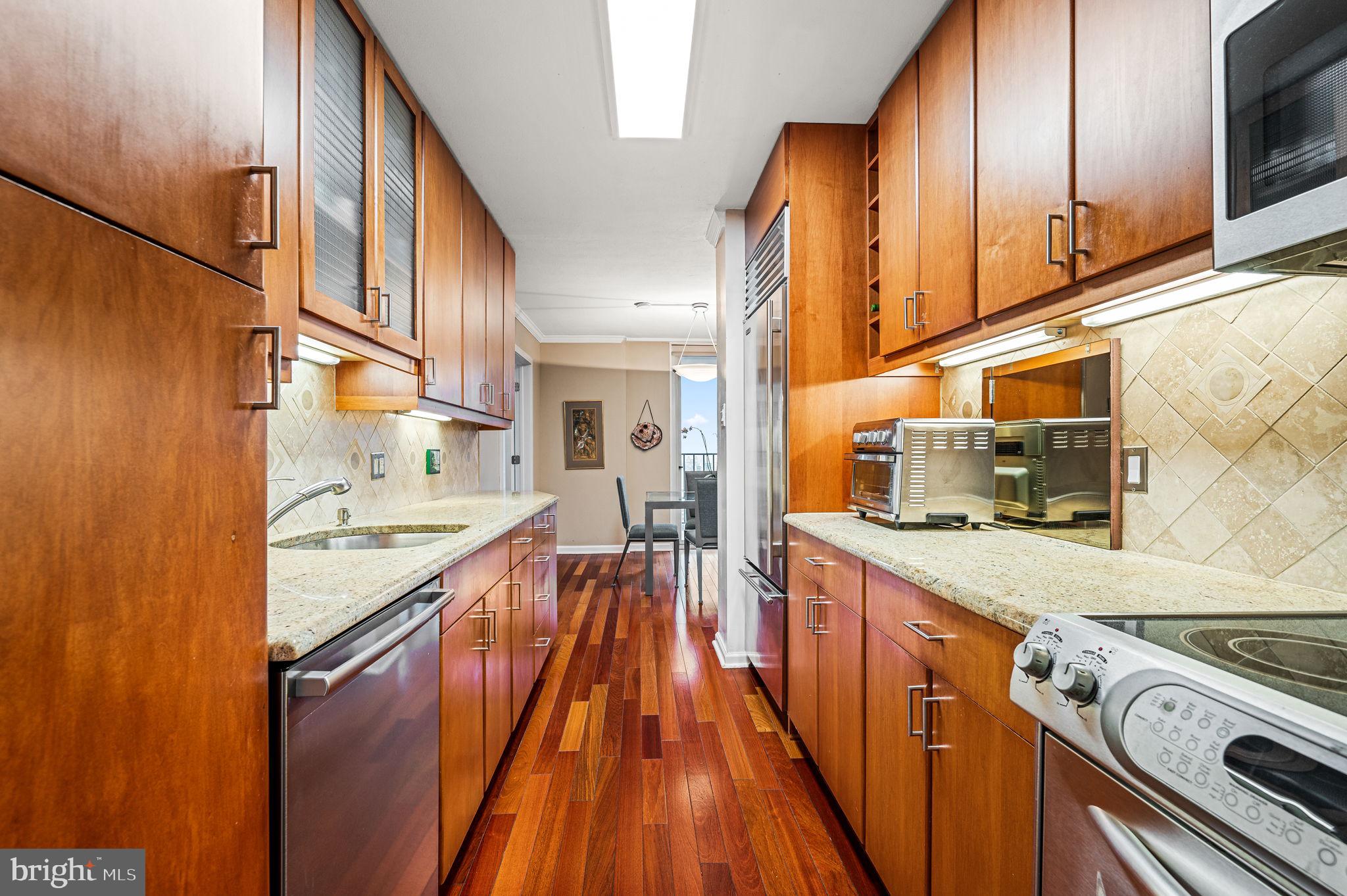 LOGAN SQUARE - Residential