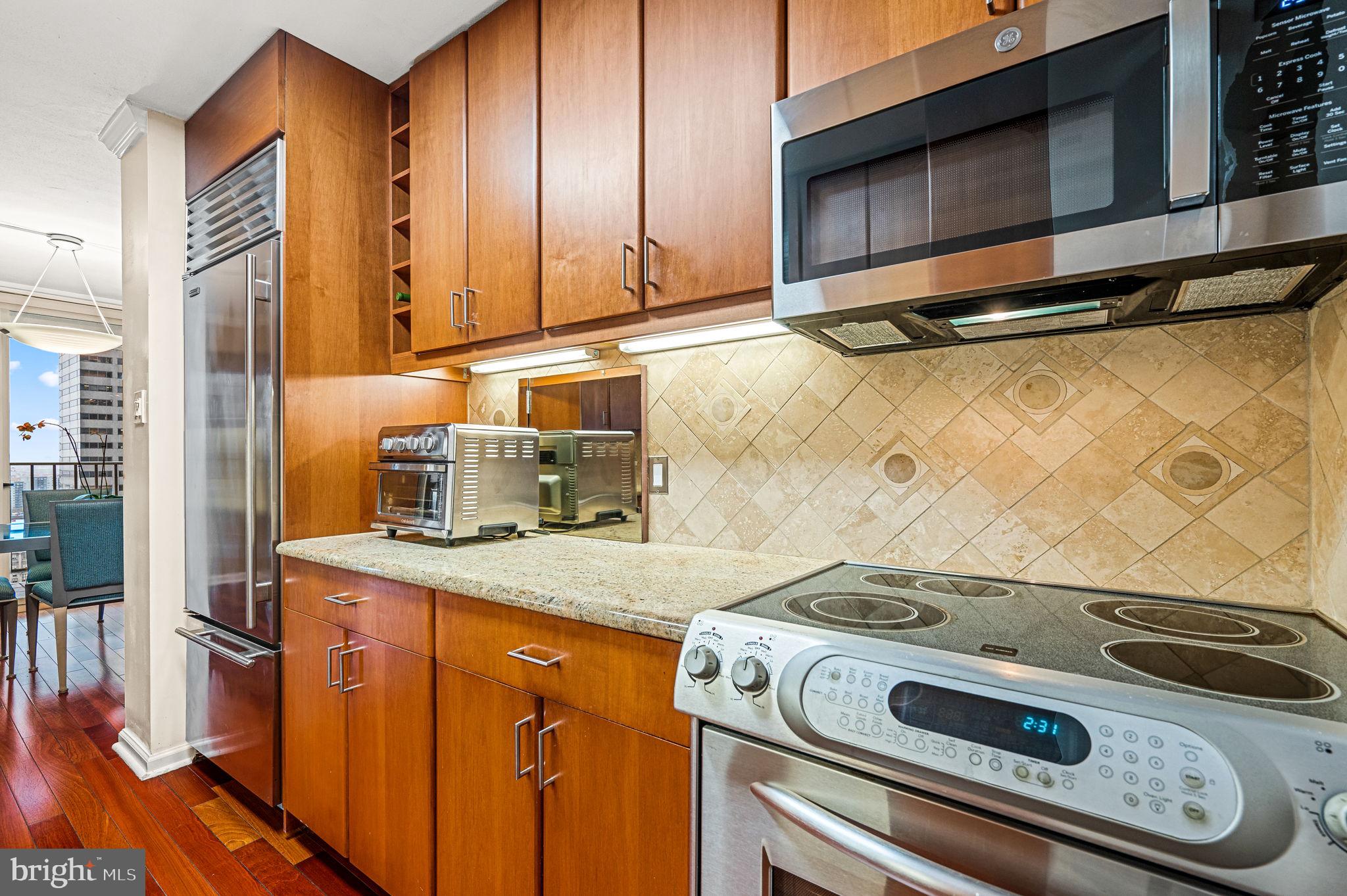 LOGAN SQUARE - Residential