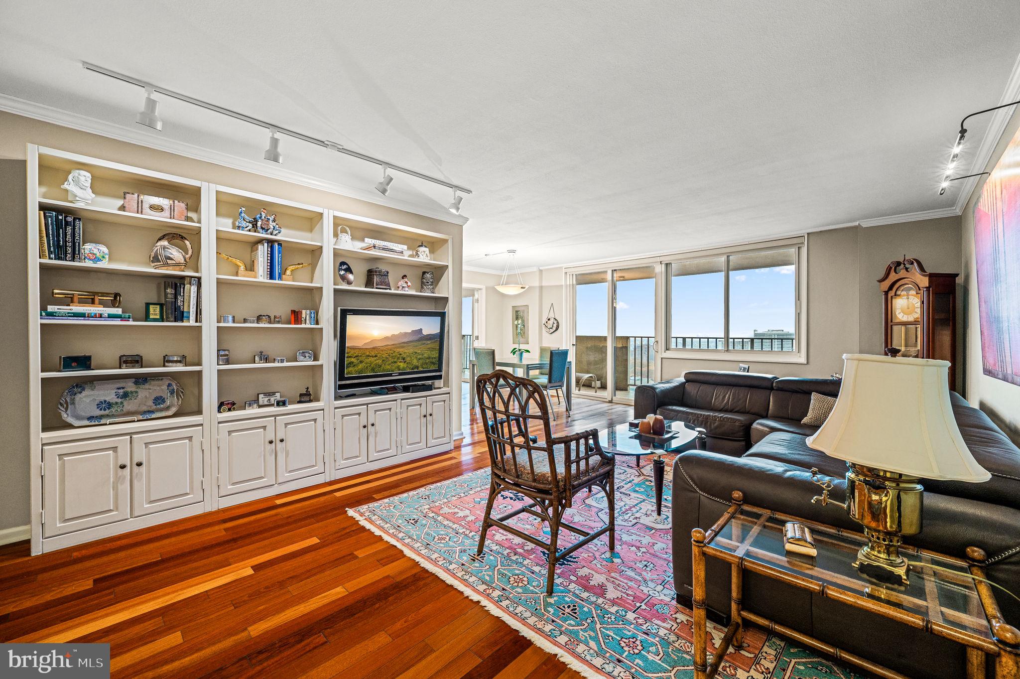 LOGAN SQUARE - Residential