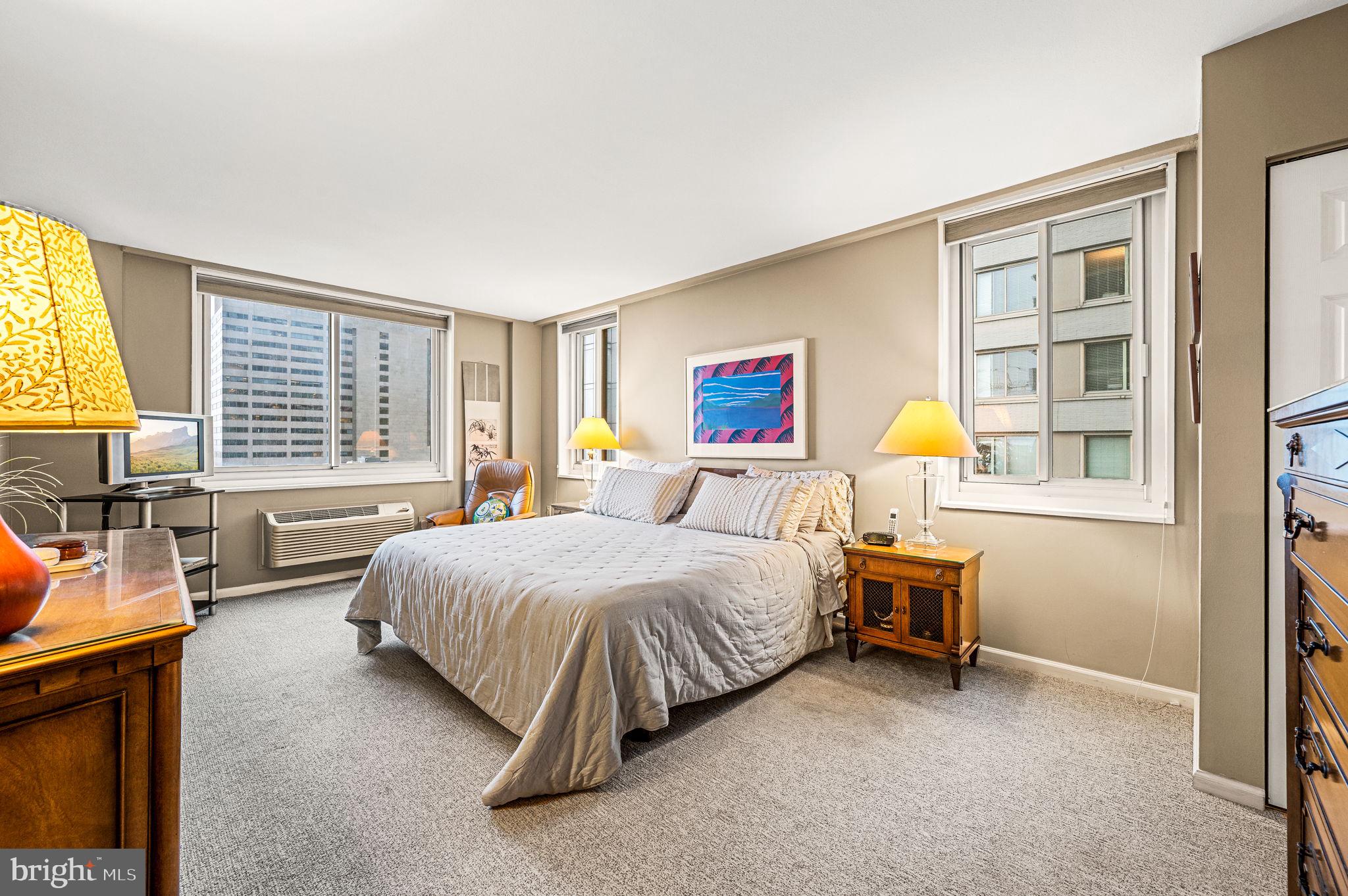 LOGAN SQUARE - Residential