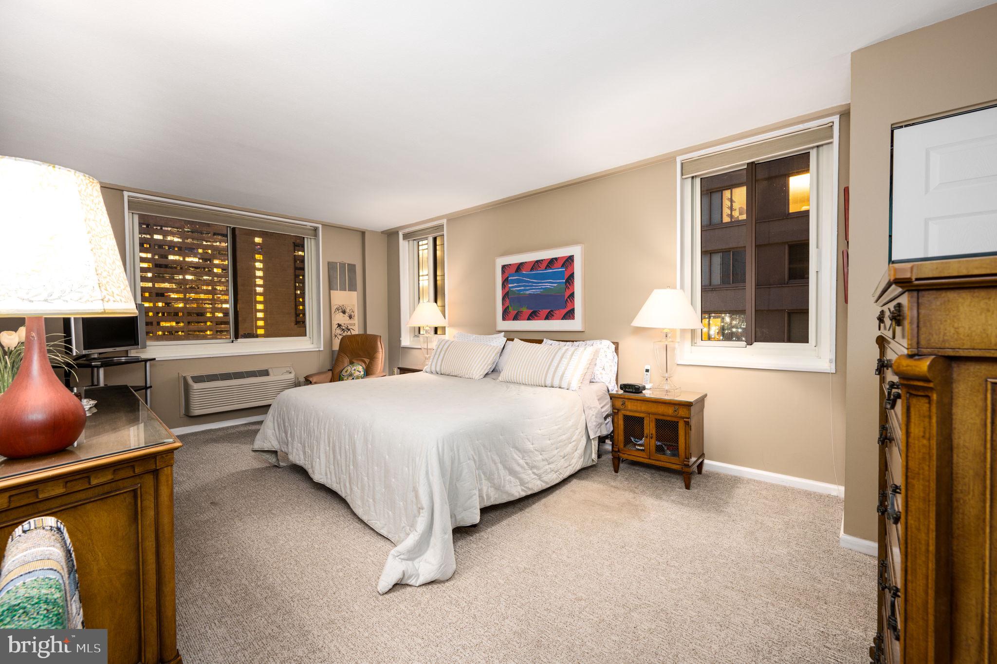 LOGAN SQUARE - Residential