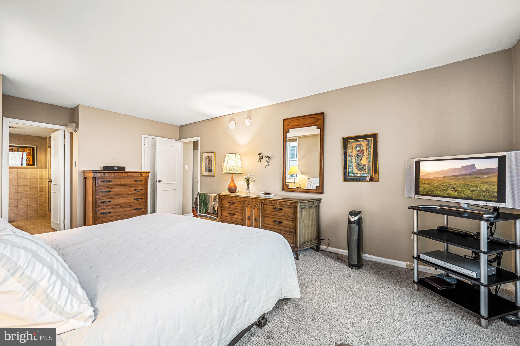 LOGAN SQUARE - Residential