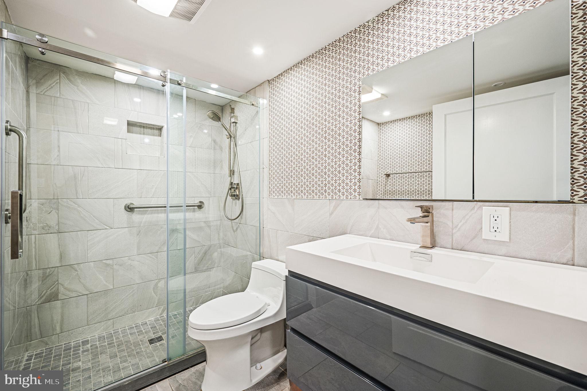 LOGAN SQUARE - Residential