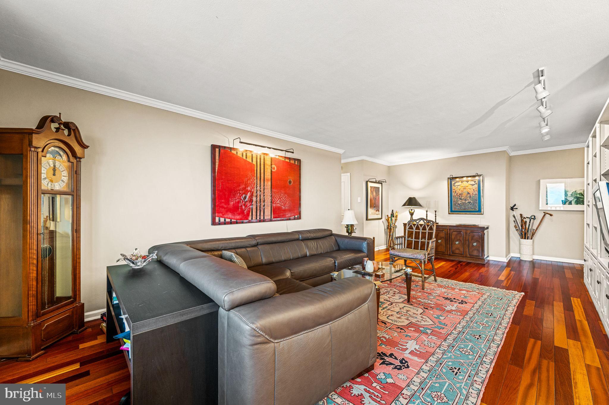 LOGAN SQUARE - Residential