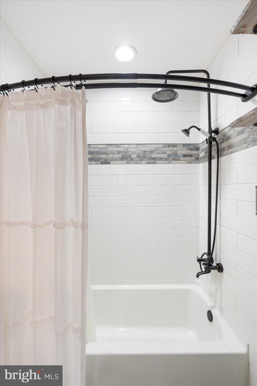 RIVERSIDE - Residential Lease