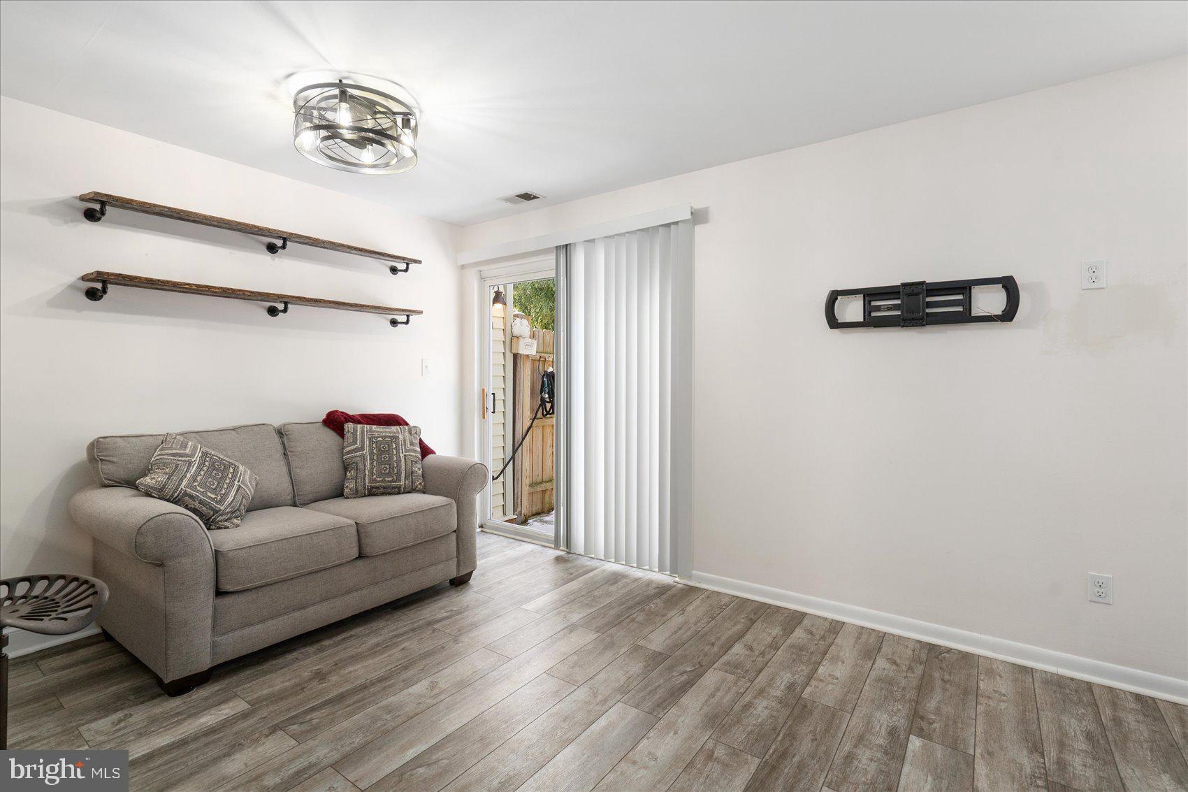 RIVERSIDE - Residential Lease