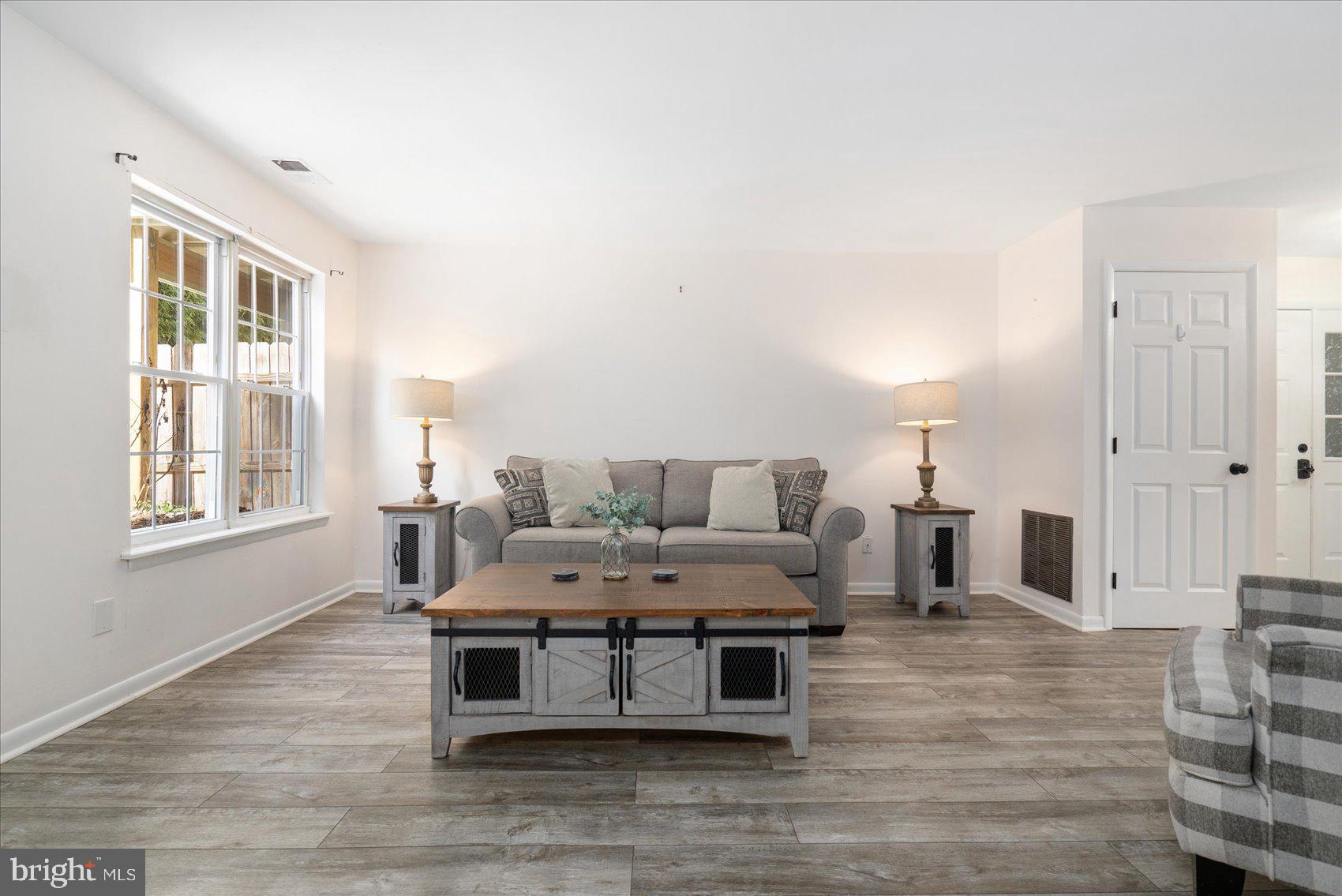 RIVERSIDE - Residential Lease