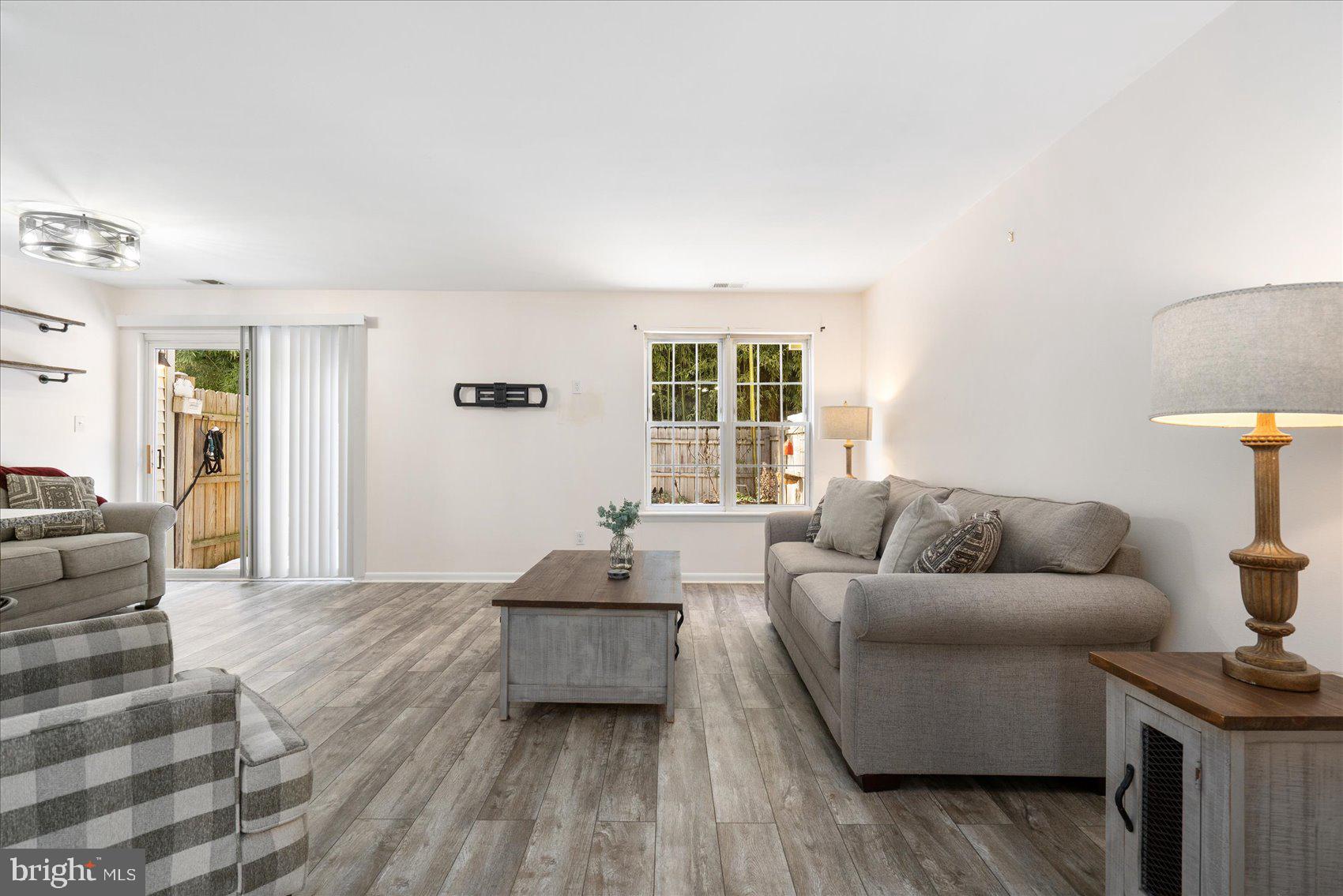 RIVERSIDE - Residential Lease