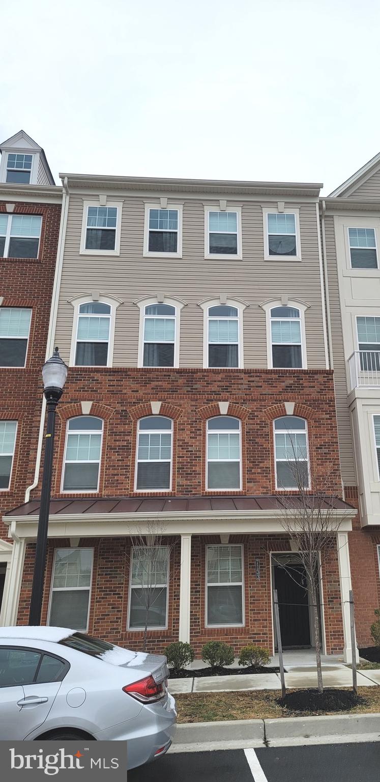 OXFORD SQUARE - Residential Lease