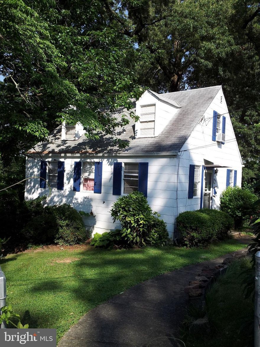 Beautifully maintained 3BR 1BA Cottage with huge Loft and lovely garden Adorable Cottage style home in Riverdale Park. Top floor private bedroom. One bedroom on the main level has private entrance/exit to backyard deck. Hardwood flooring on the main level. Country style kitchen with original cabinetry. Updated bathroom. Small Pet considered. This is within minutes to I-295. Close to PG Hospital.