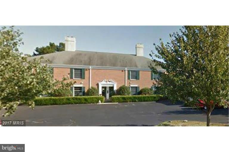 Beautiful Quail Hollow Condo-. Beautiful bathrooms and kitchen renovated and decorated by Bountiful. Granite kitchen with upgraded appliances, gas fireplace and built ins, one car garage and much more.