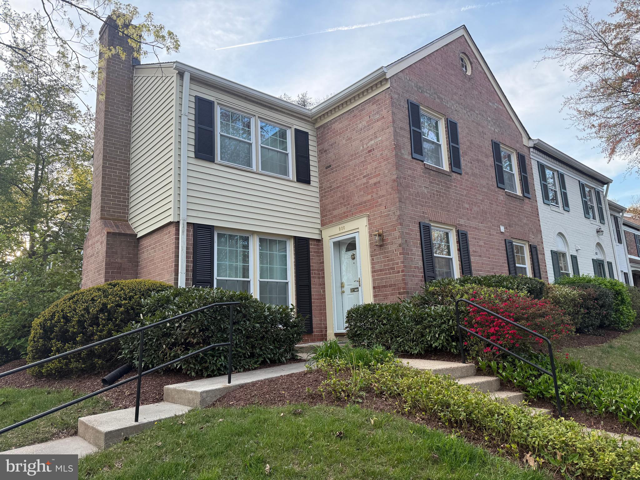 Don’t miss this rarely available 4-bedroom, 2.5-bath end-unit condo/townhome located in the convenient Regent Square community. This move-in ready home features a den with a cozy fireplace, a dining area that opens to a spacious family room, and access to a beautiful and relaxing, fully fenced backyard—perfect for entertaining. The thoughtfully designed layout offers plenty of natural light and privacy, with modern comfort and style. With easy access to parks, shops, and commuter routes, this home combines convenience with charm.