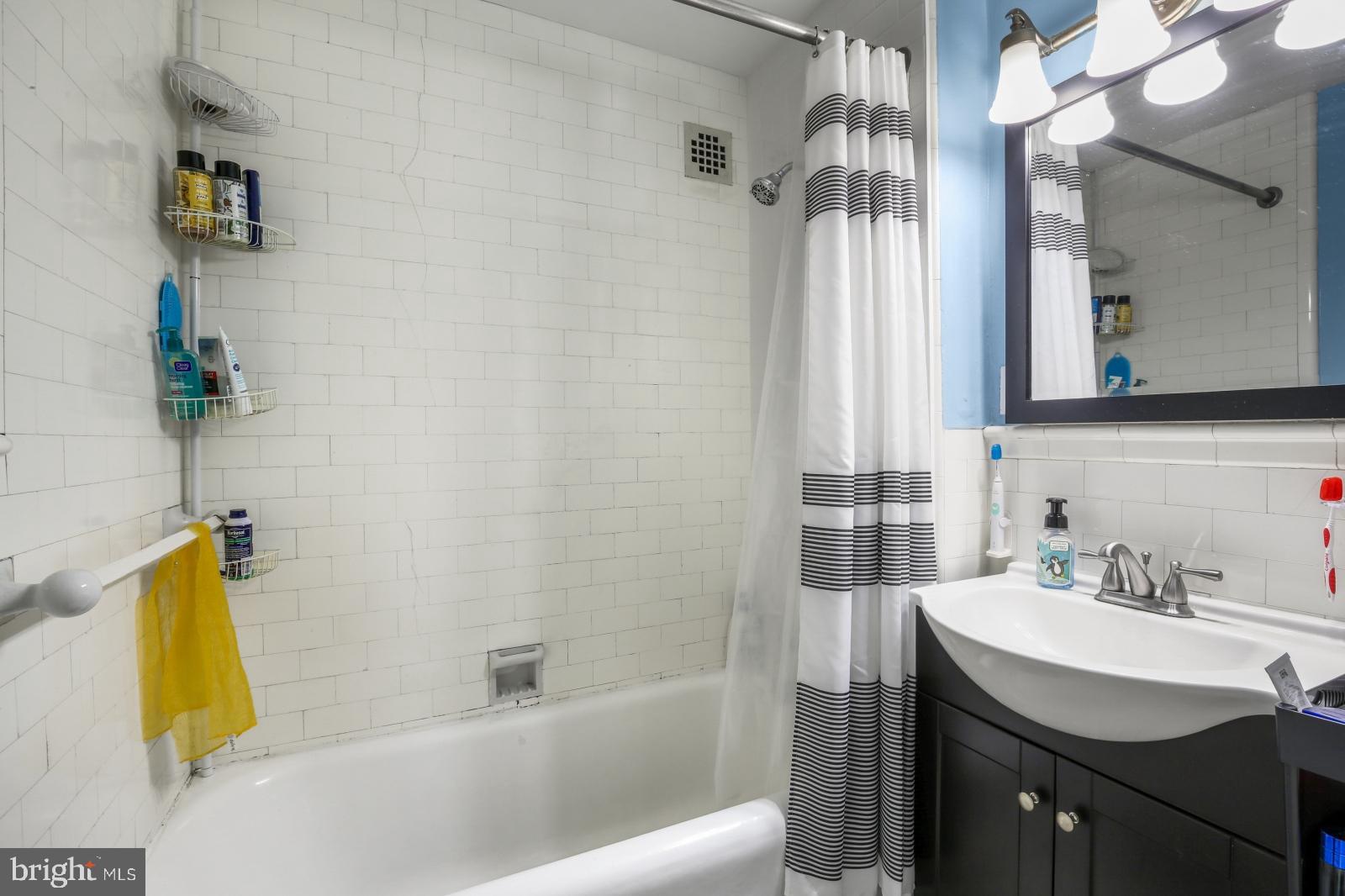 AVENUE OF THE ARTS - Residential Lease