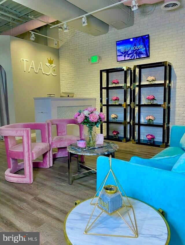 7121 LEESBURG PIKE E 2-1