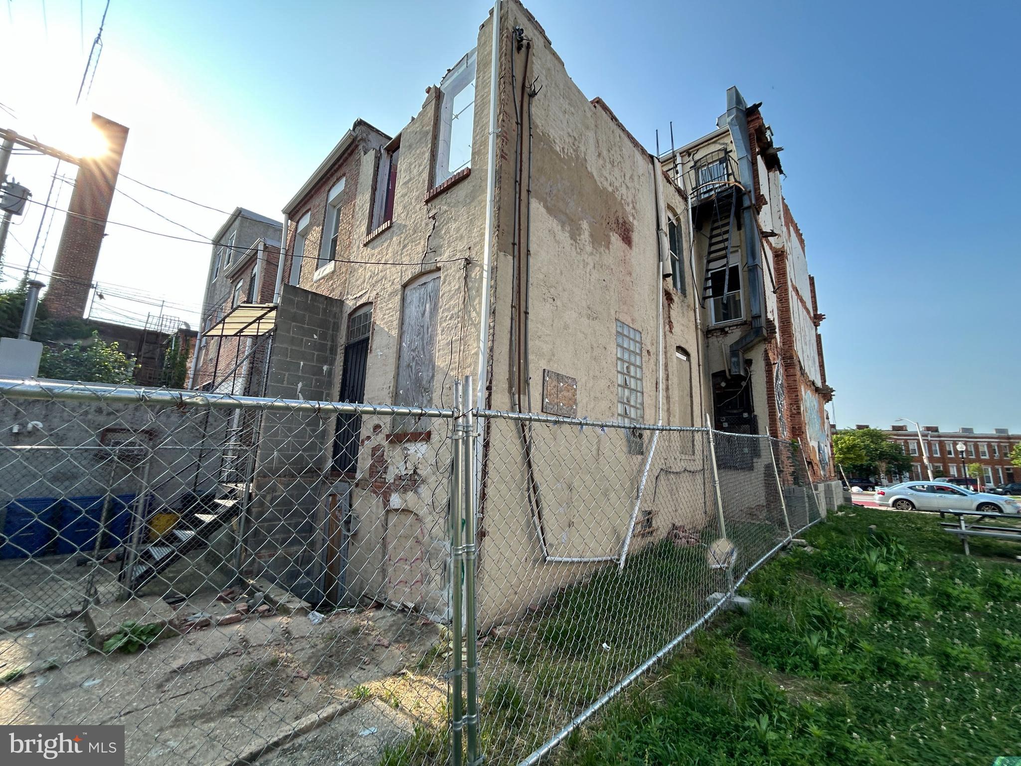 Main image without alt text