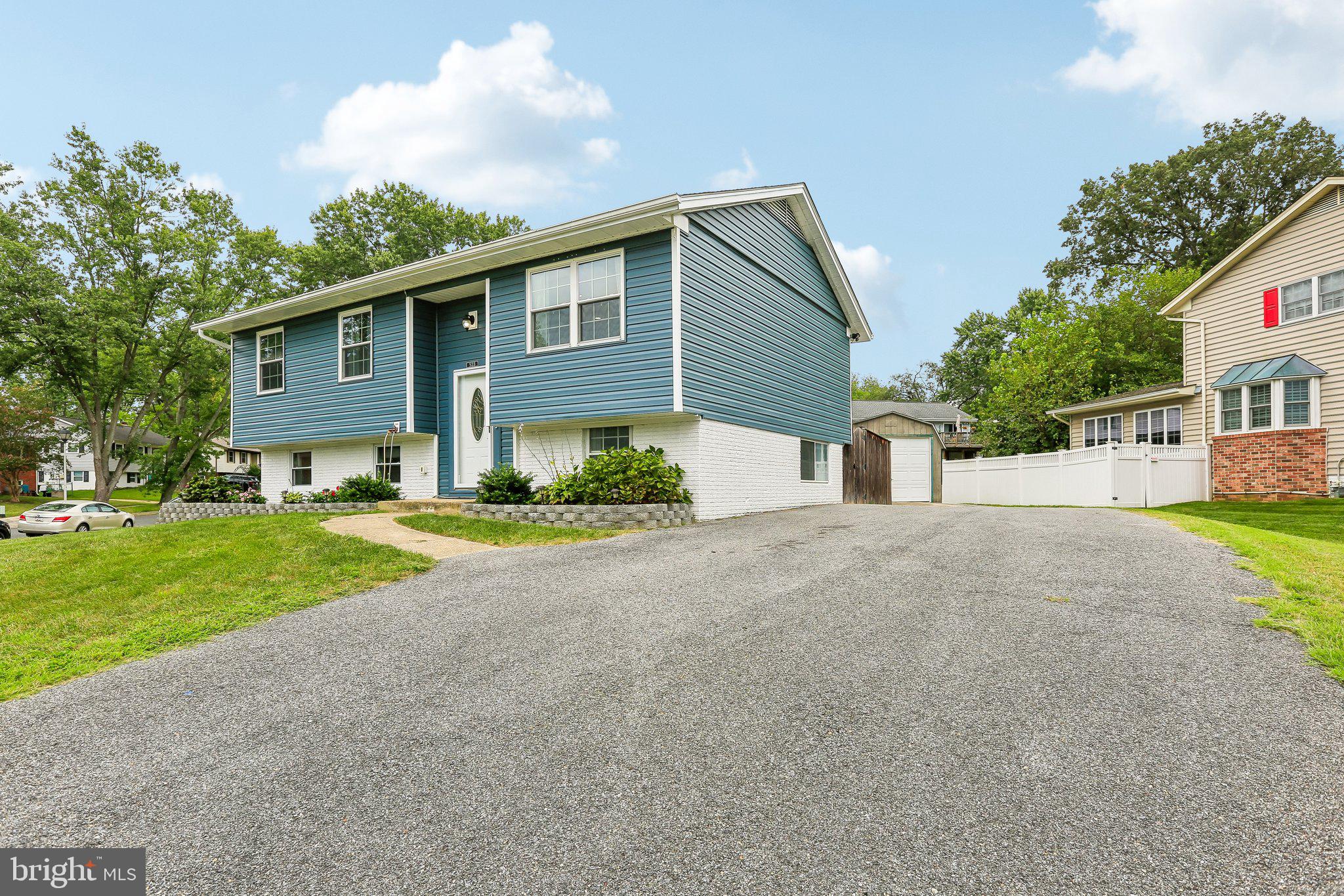523 CHALET DRIVE W