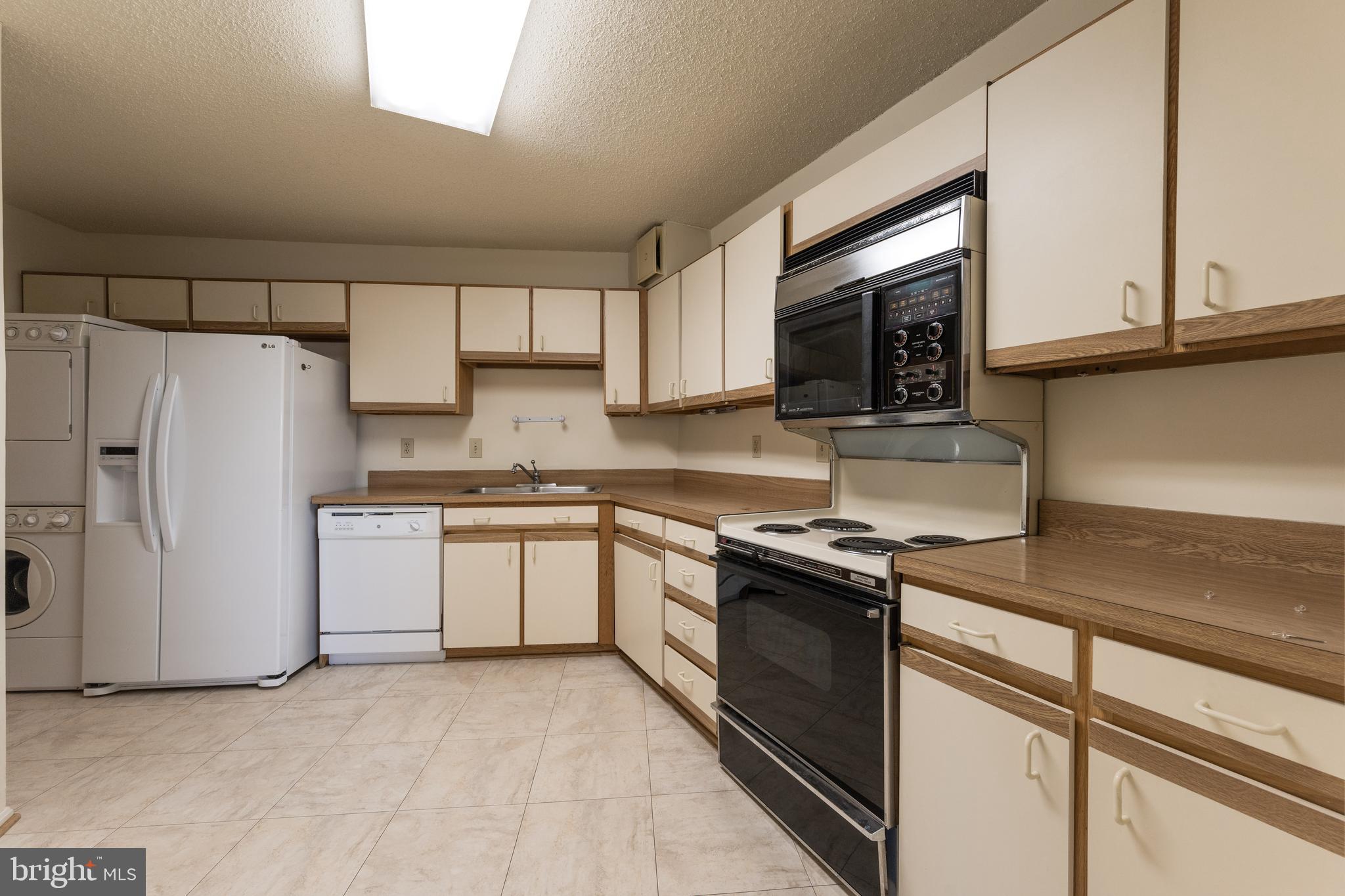 LEISURE WORLD - Residential