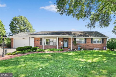 Photo of 627 Pine Hill Road, LITITZ, PA 17543 (MLS # PALA2088912)