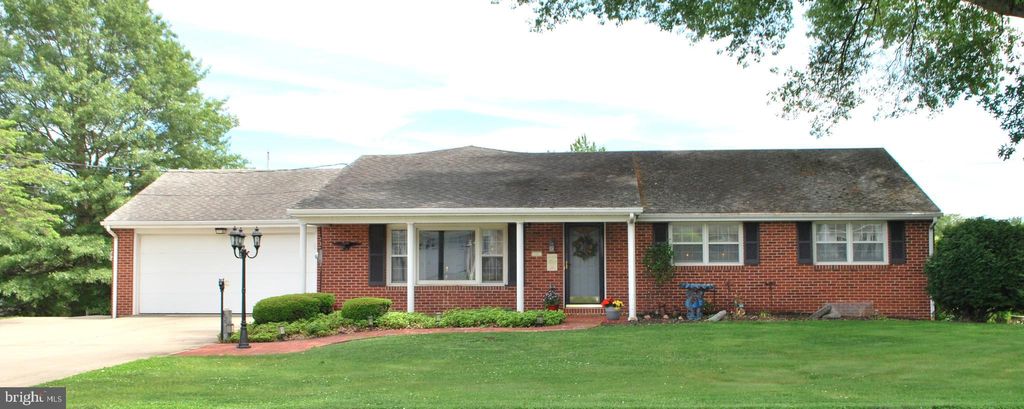 Photo of 627 Pine Hill Road, LITITZ, PA 17543 (MLS # PALA2088912)