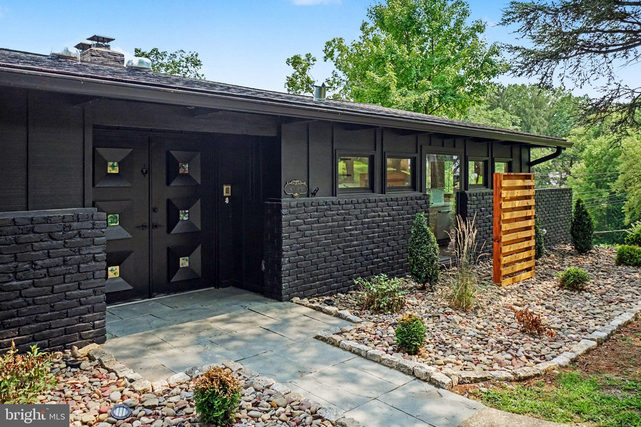 725 VISTA DRIVE
