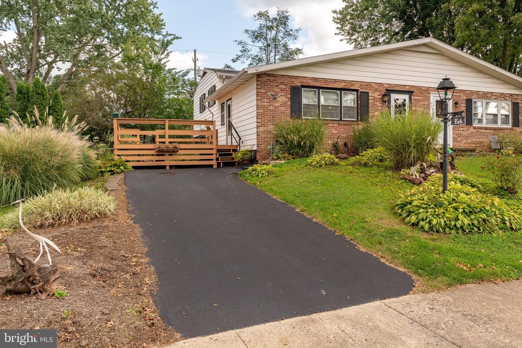 Photo of 527 W MARION ST, LITITZ, PA 17543 (MLS # PALA2041132)