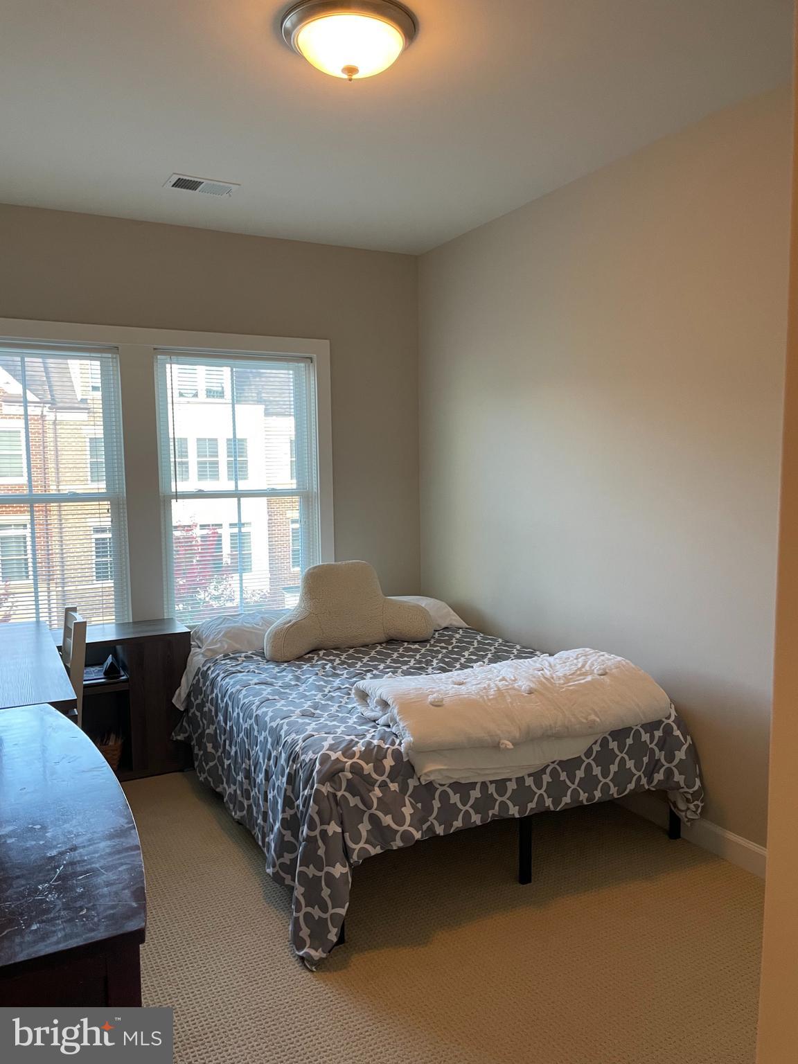 ONE LOUDOUN LAND BAY B - Residential Lease