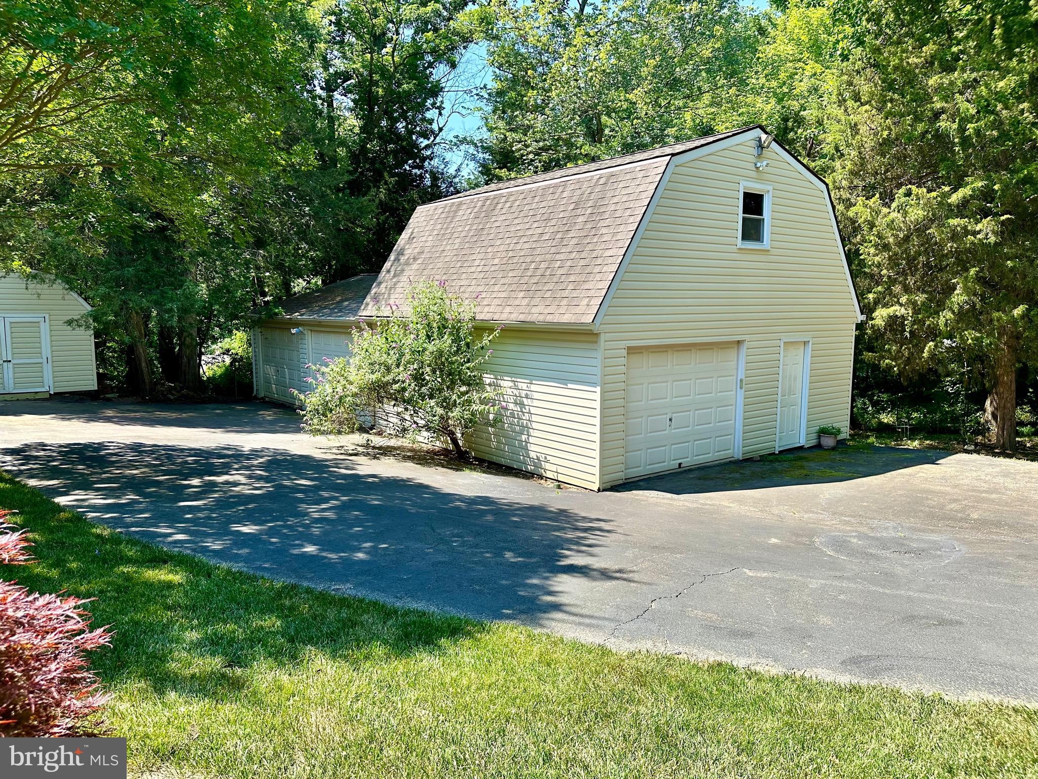 AVON CREST - Residential