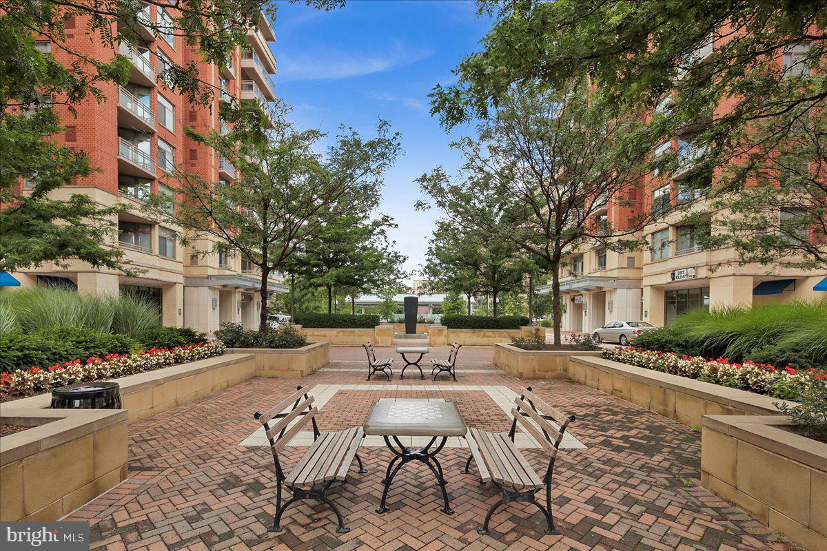 ECLIPSE ON CENTER PARK - Residential