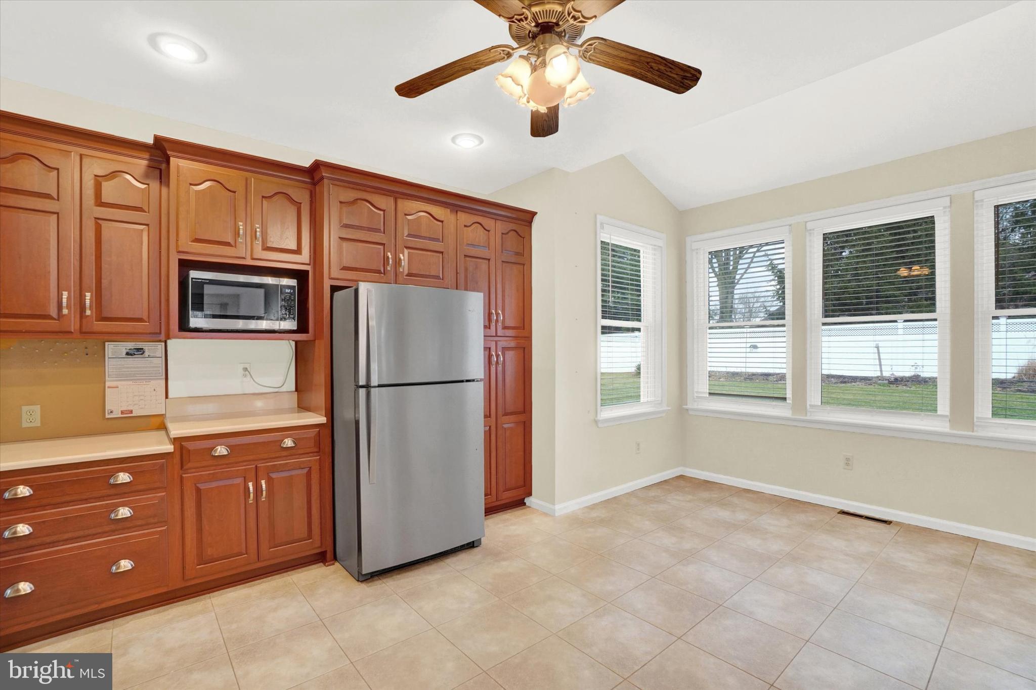 COUNTRY CLUB VIEW - Residential