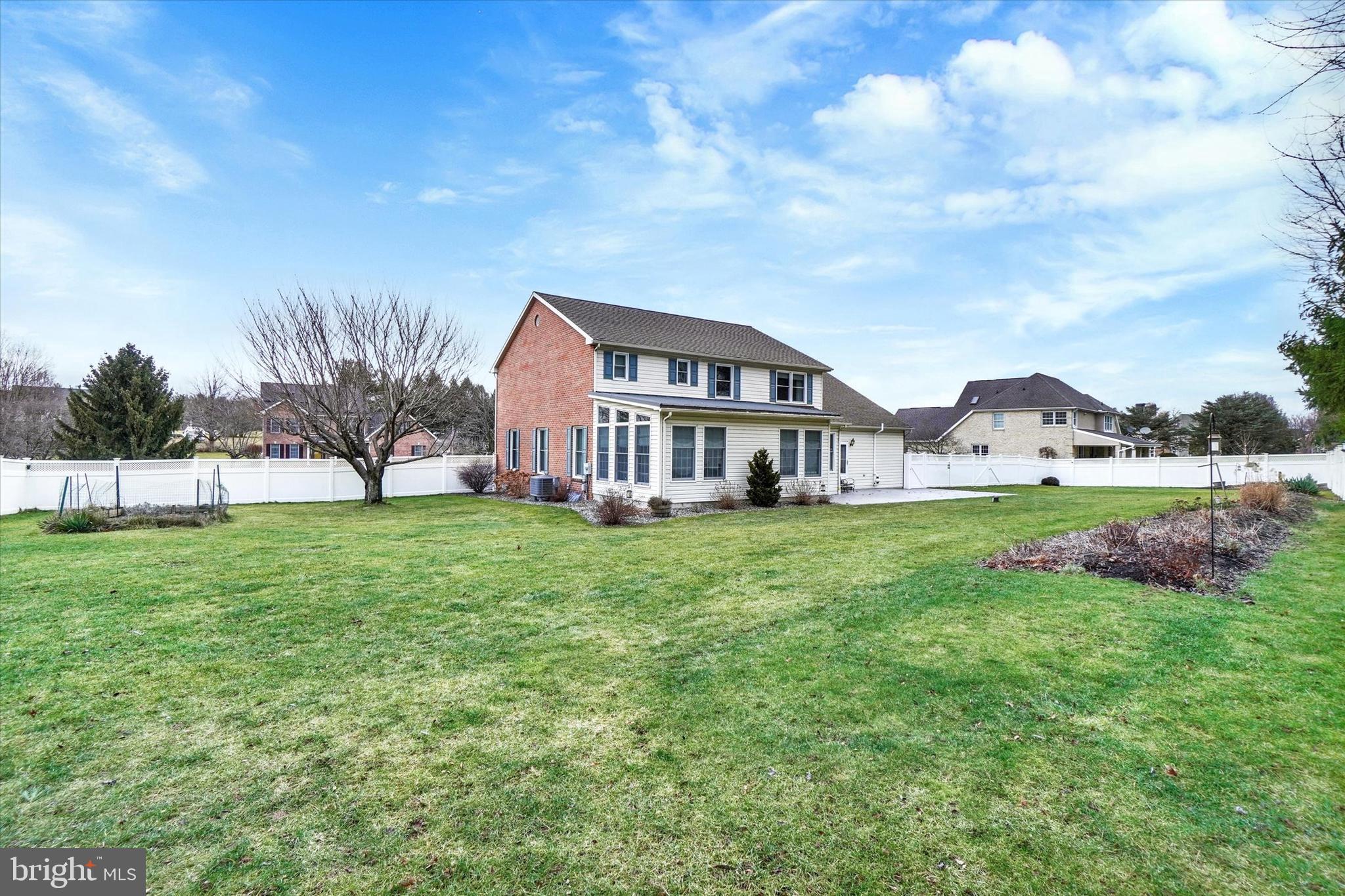 COUNTRY CLUB VIEW - Residential
