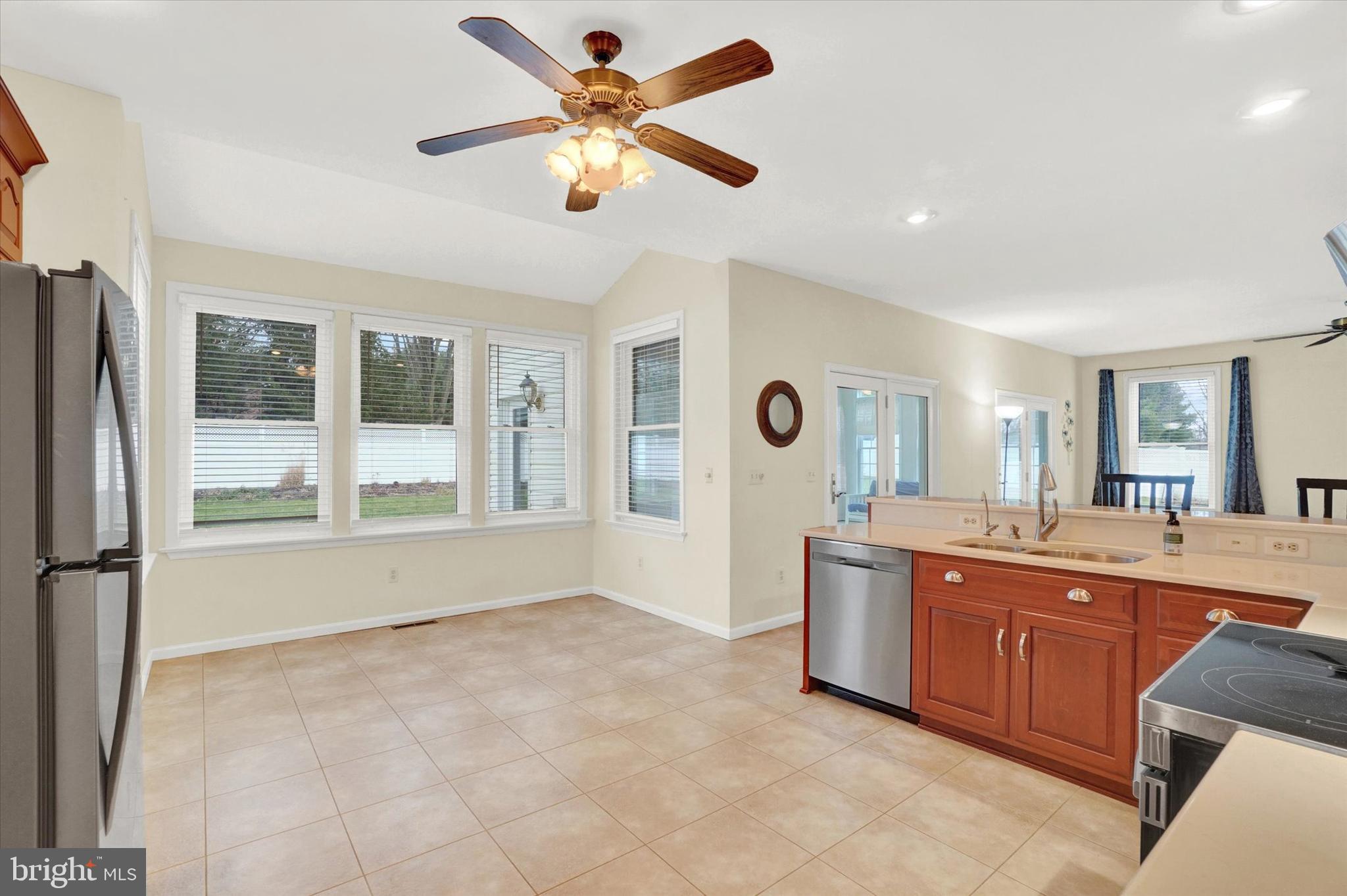 COUNTRY CLUB VIEW - Residential