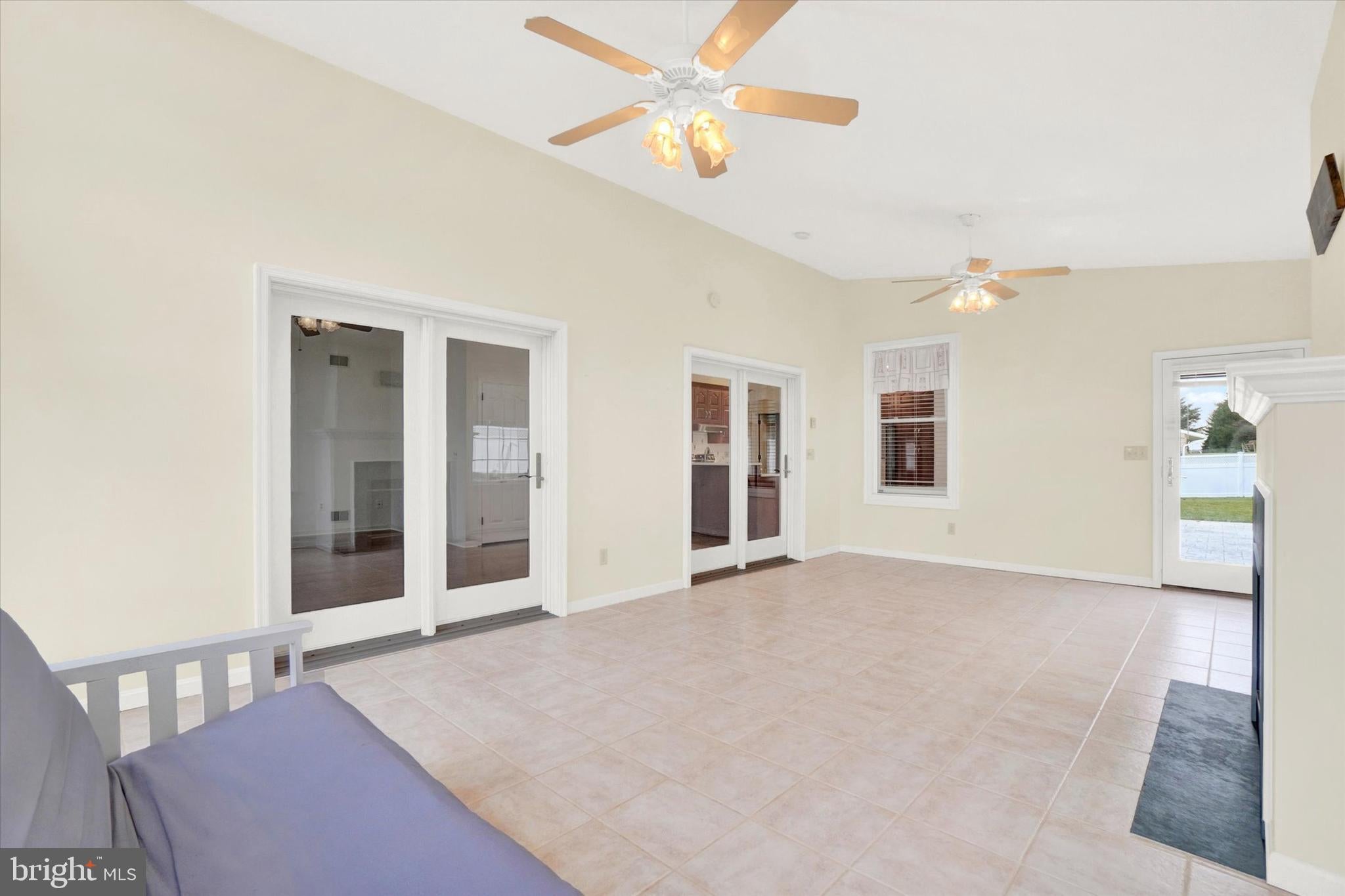 COUNTRY CLUB VIEW - Residential