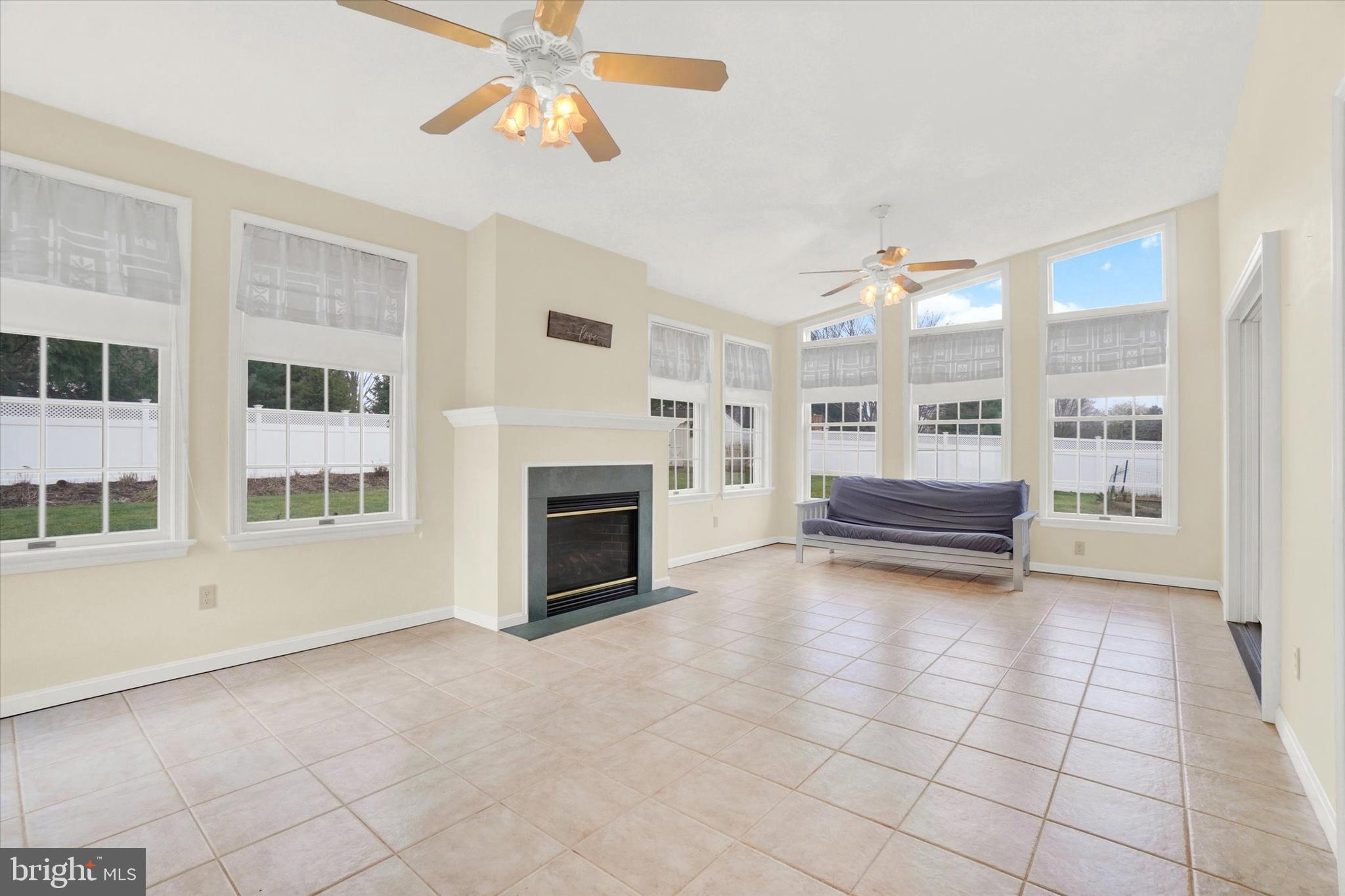 COUNTRY CLUB VIEW - Residential
