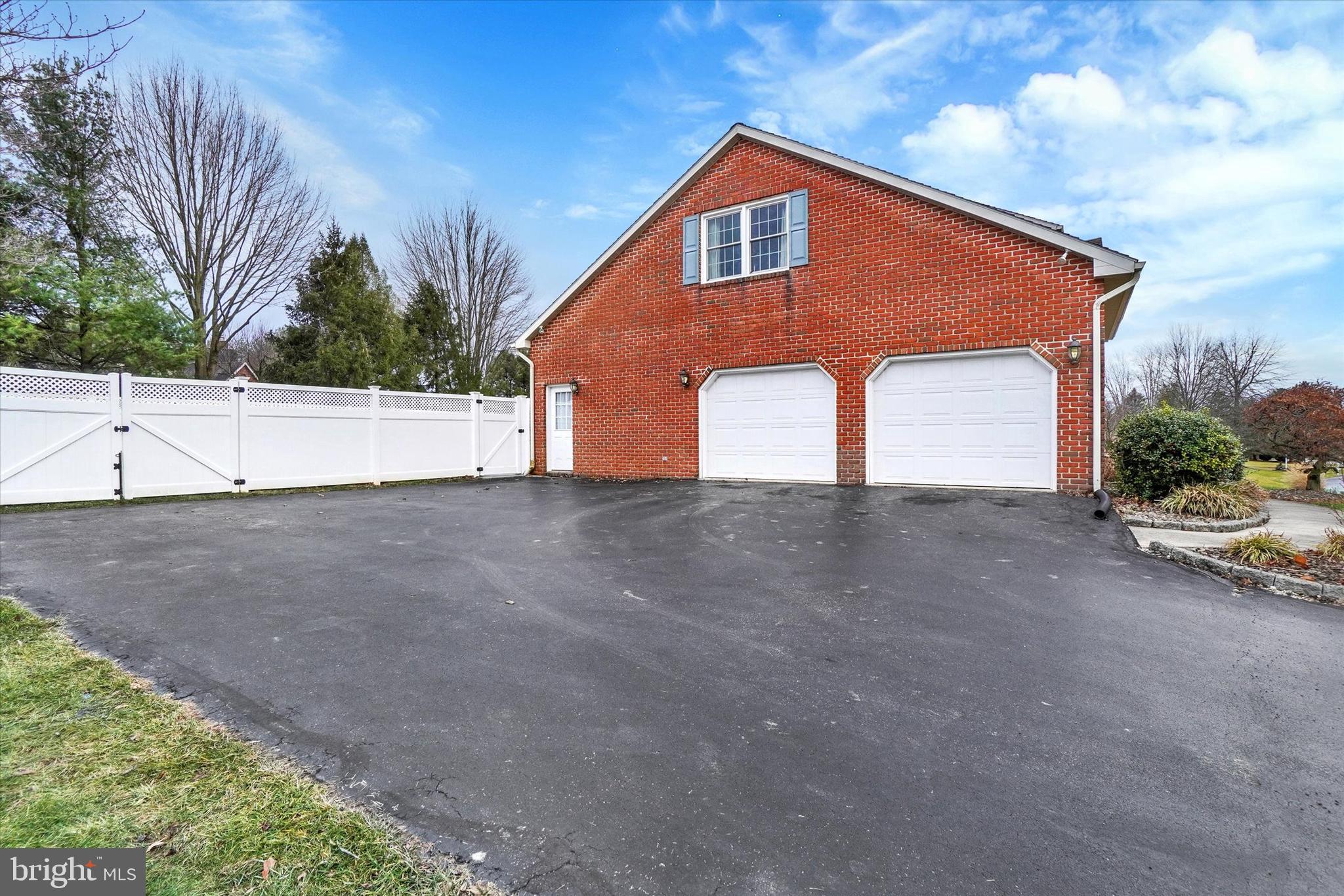 COUNTRY CLUB VIEW - Residential