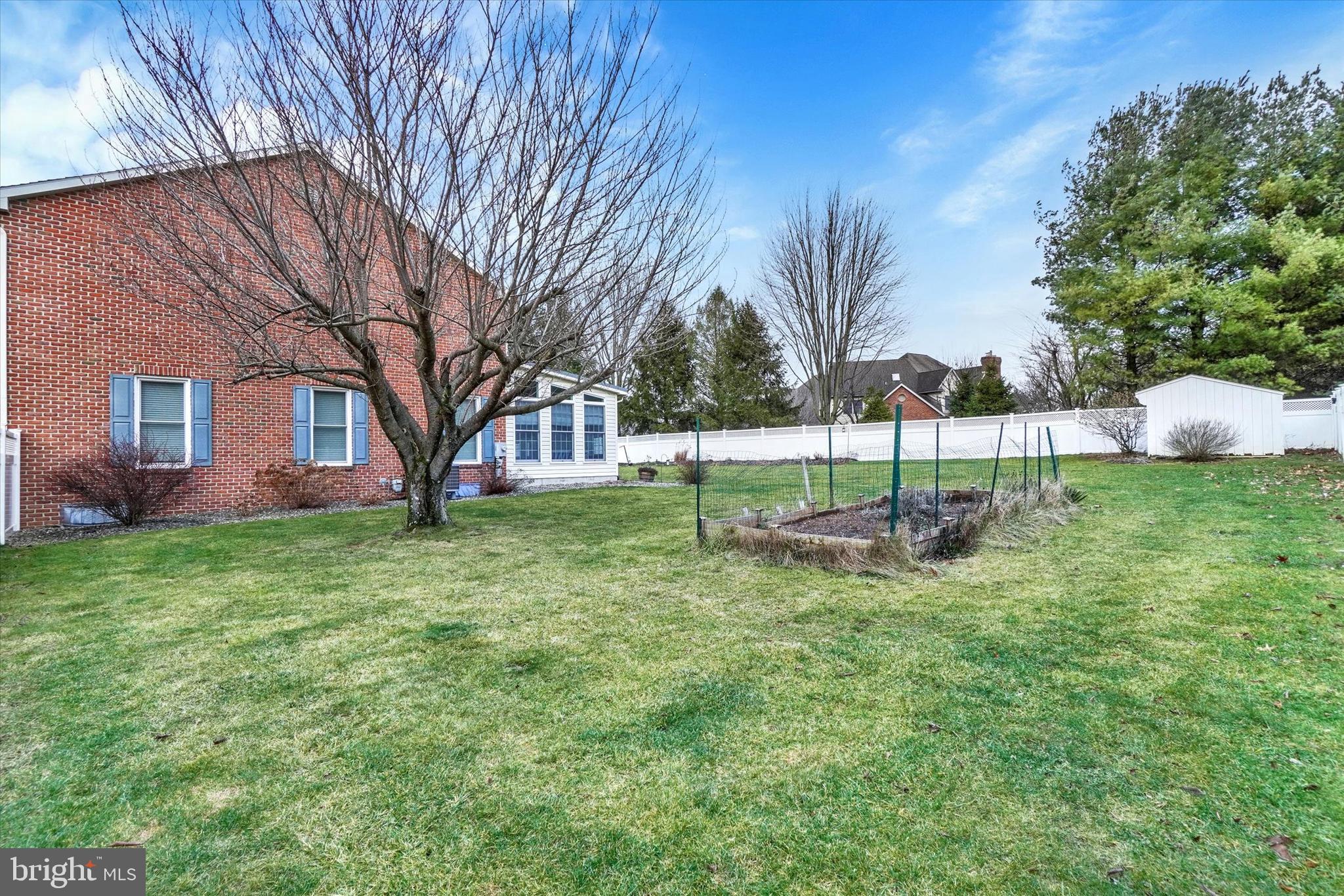 COUNTRY CLUB VIEW - Residential